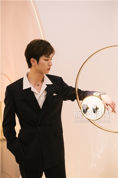 浪琴名匠月相版全自动机械腕表,心有所恃温和坚定