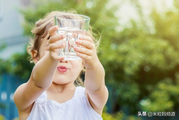 杯子怎么才能让孩子爱喝水,用什么水杯才能让小孩喜欢喝水