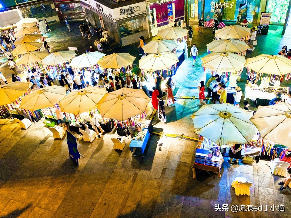 成都春熙路开黑集市,成都春熙路人山人海实拍