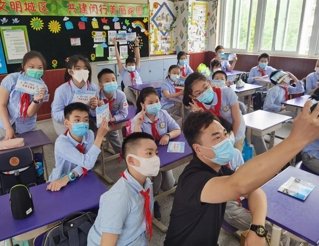 “嘿，我们开学啦！”今日返校师生自拍留念这一刻