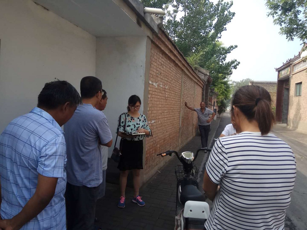 以前揭证券市场黑幕如今在村里当干部她做的第一件事就是为村民找律师