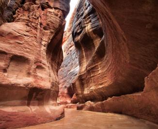 沙漠里巨大的遗迹,沙漠里的古老建筑物