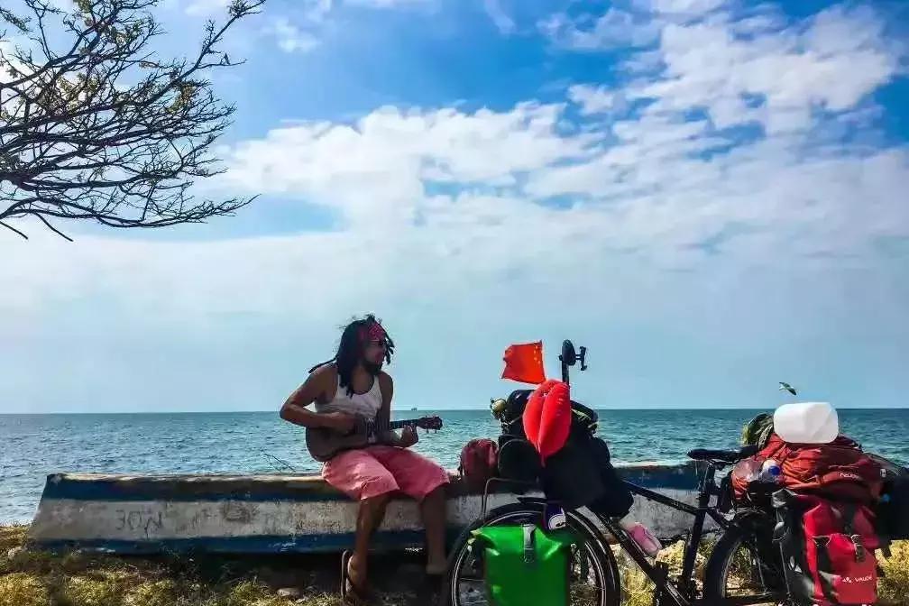 他7年骑行44个国家多次死里逃生,他7年环游中国18万公里绕赤道4圈