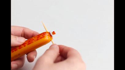 原来火腿肠的金属环下有个“小机关”，轻轻一拉，3秒剥一根！