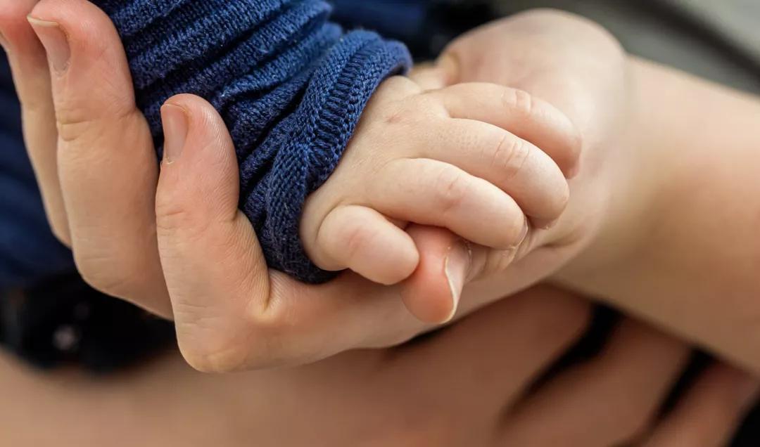 孩子频繁被人抓怎么处理,小朋友爱抓人怎么和家长沟通