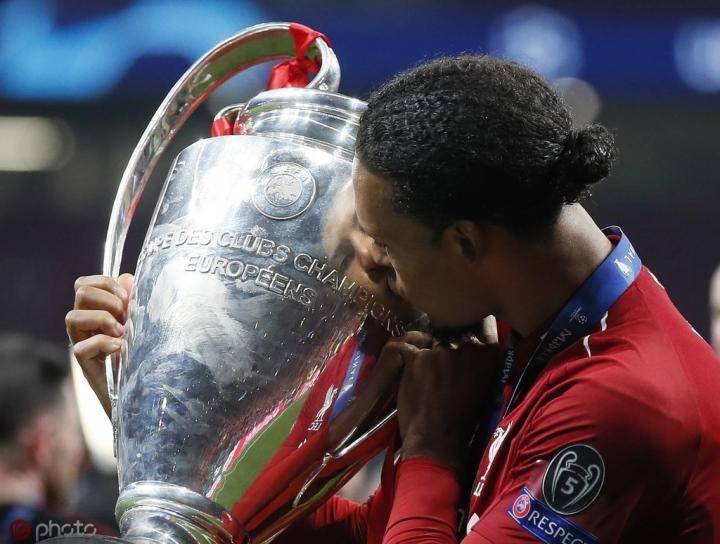 范戴克c罗梅西领金球奖,国际足联最佳前锋c罗梅西