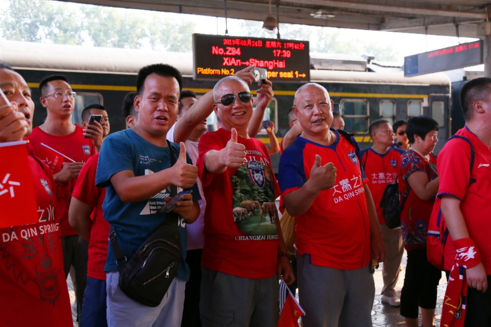 中甲第23轮:《中国万岁,我是护旗手》红动渭南火车站