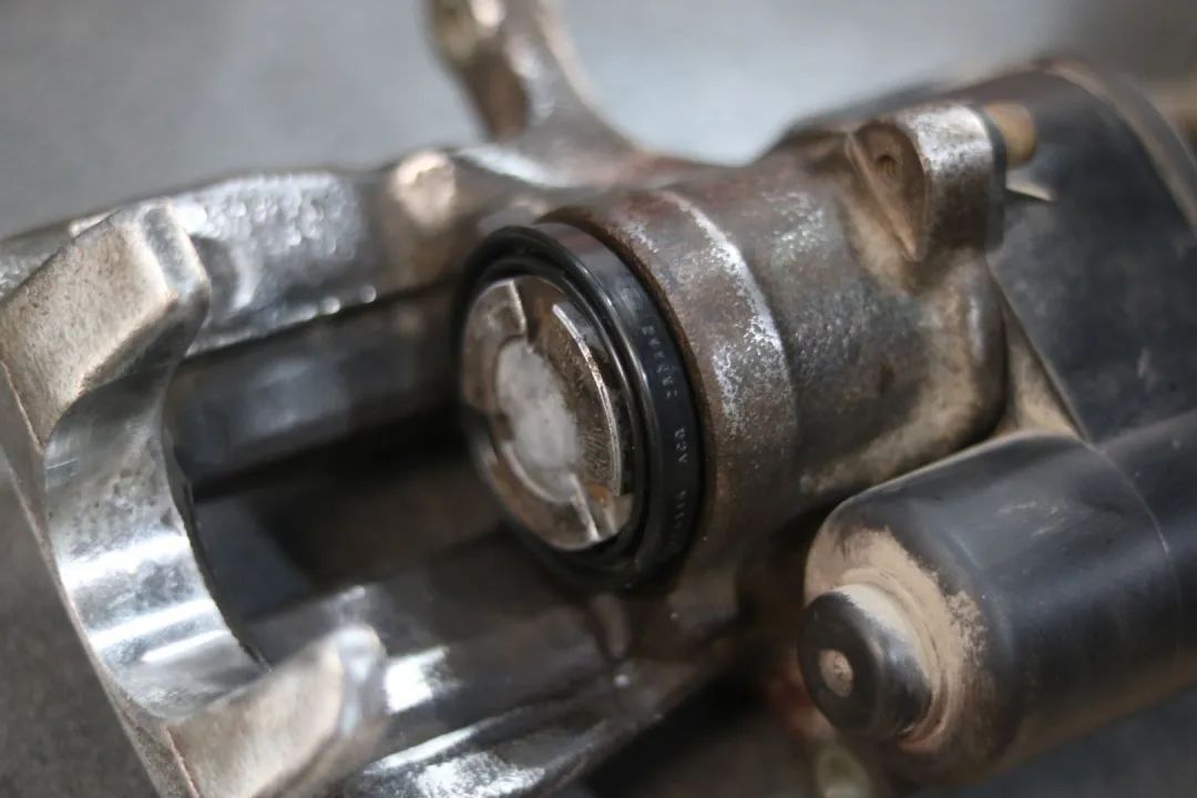 怪兽搞老车：翻新一辆残破生锈的柴油版奥迪A6，翻新后变新车