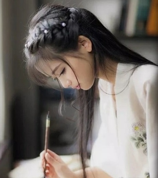 笔端诗韵已成行，翰墨沁心香