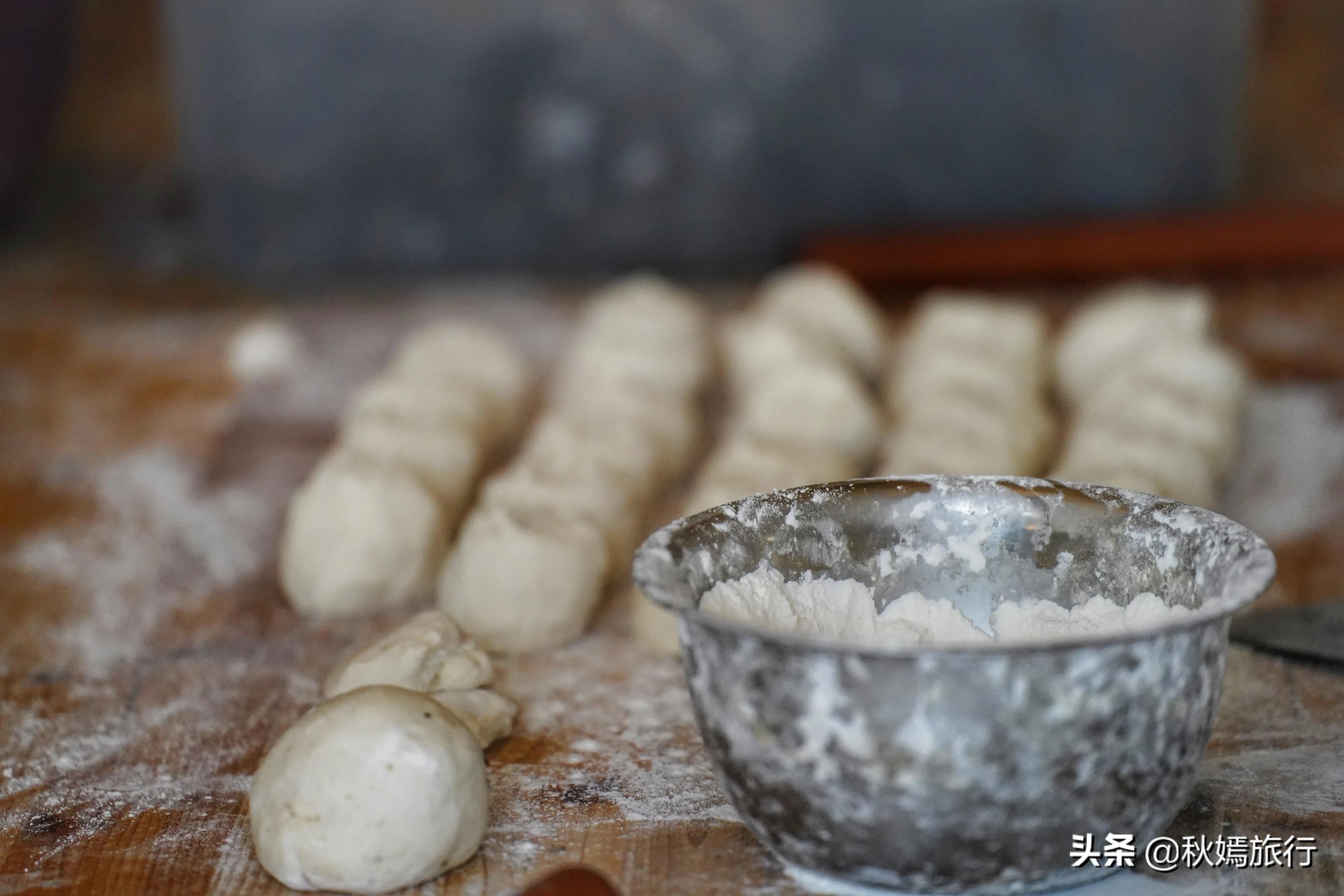 冬游常熟燕园赏蜡梅花,方桥头梅干菜扣肉饼5元一只,顾客盈门