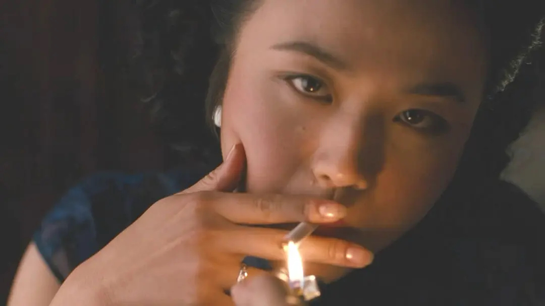 重看《色戒》,四个吸烟镜头,完美诠释出王佳芝的成长与挣扎