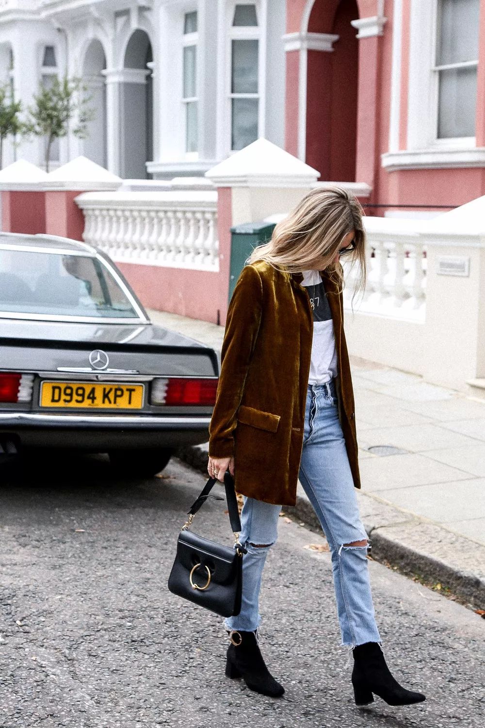 丝绒打底秋冬高级感 (今年秋冬丝绒要火高级又显气质)