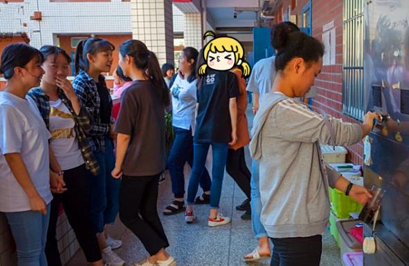 年轻女老师训话00后学生,年轻女教师训00后学生