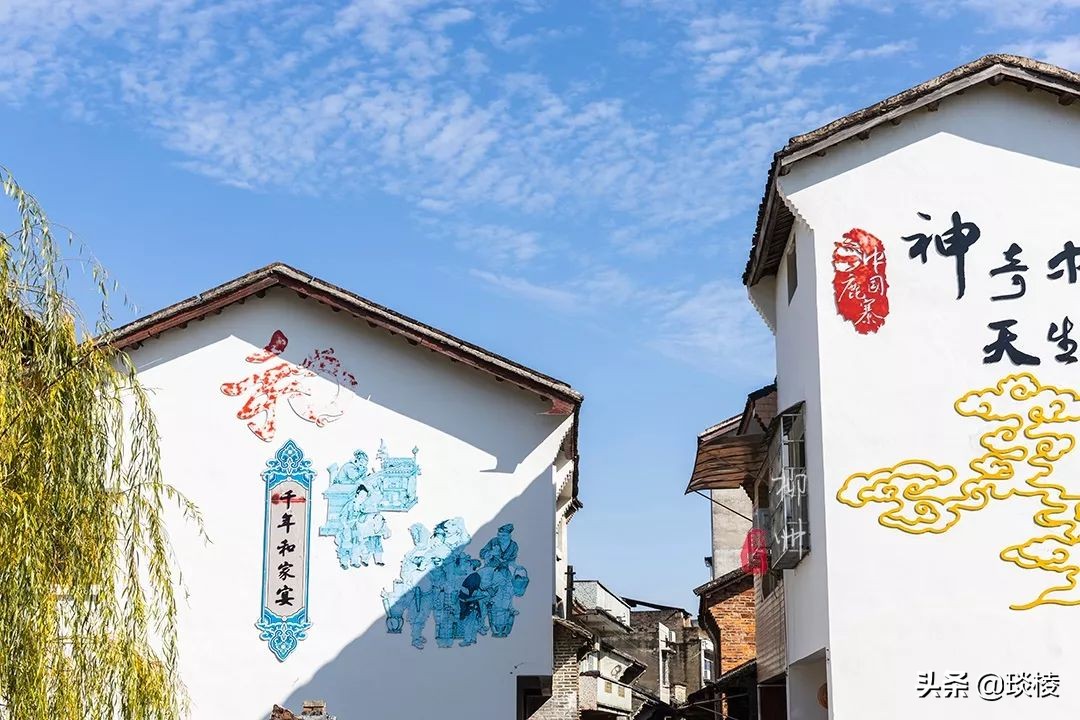 这个古镇好奇怪，门前放元宝，商号大门开洞，城隍爷与关二爷作伴