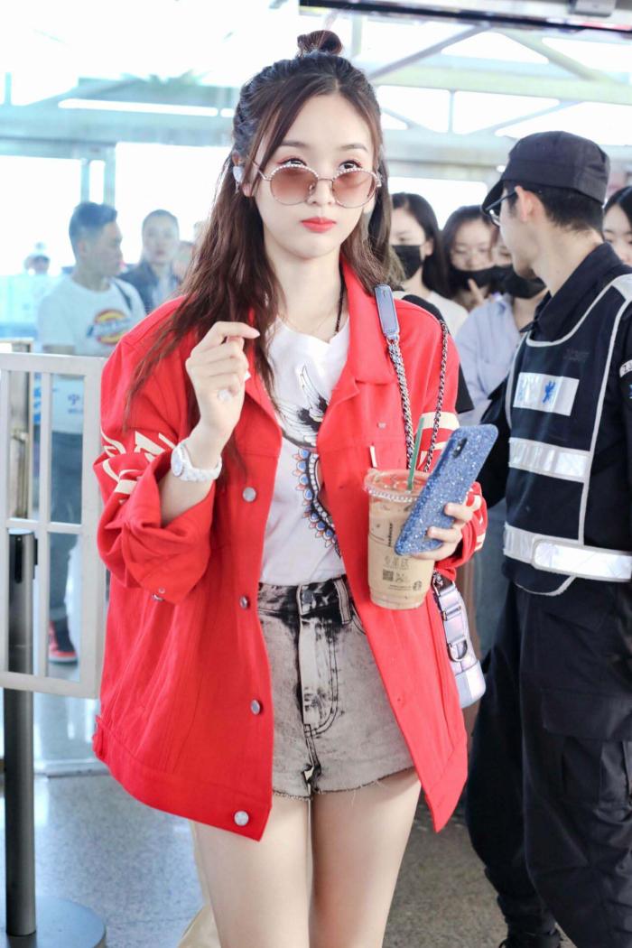 吴宣仪吊带丸子头,吴宣仪两个丸子头特别可爱