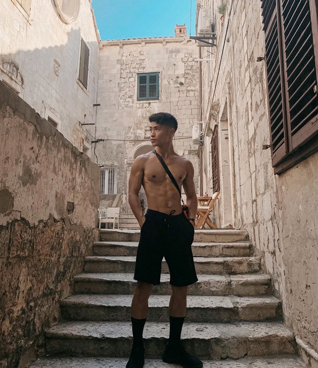 他们急了，看到淳朴的丁真受到女生追捧，丁真受到不友好的对待