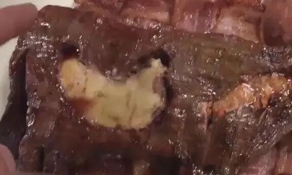 90后小哥摆摊卖烧烤,男子摆摊卖特色烧烤