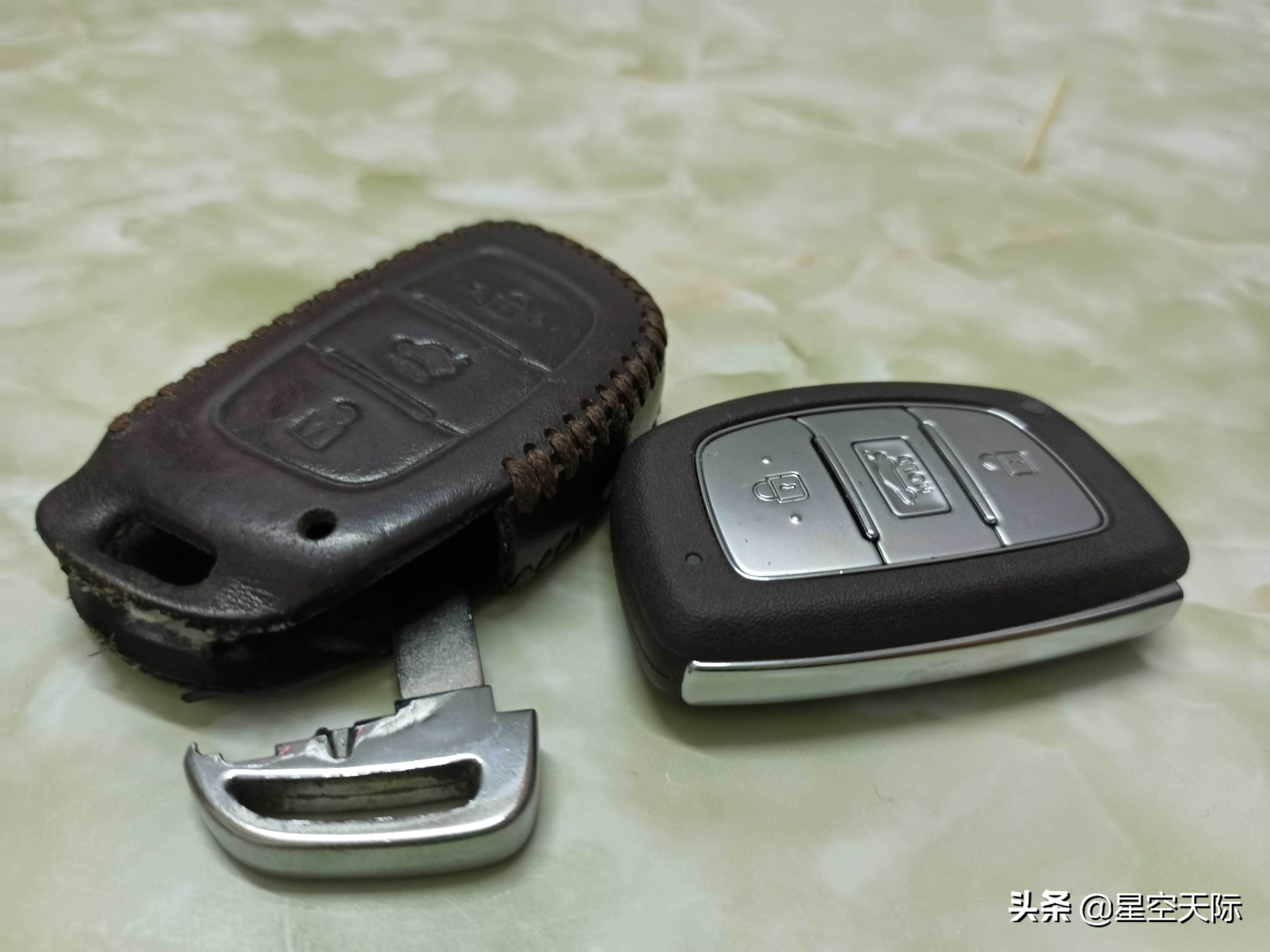 如何打开汽车遥控钥匙外壳,怎样打开车钥匙的盖子