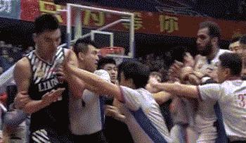 足球场上吐痰不怕滑铲弄到身上吗,为啥足球运动员吐痰