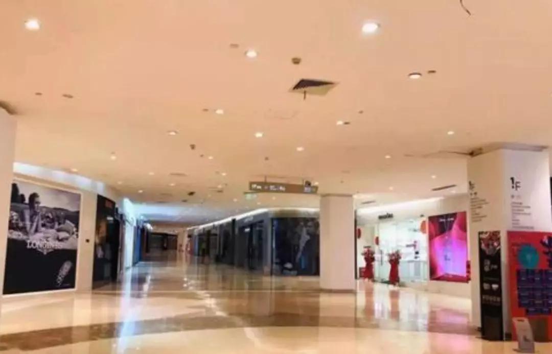 服装店倒闭老板哭了,服装倒闭清仓直播