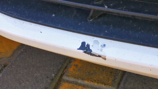 宝马保险杠剐蹭是换新的还是修复,宝马保险杠喷漆去4s店还是修理厂