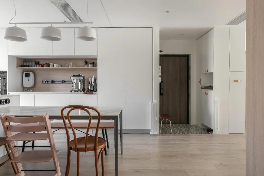 100平现代简约阳台装修风格,125平带阳台简约温馨装修风格