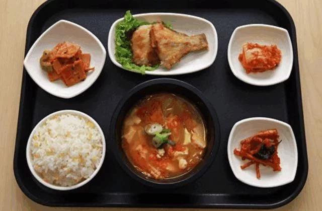 闺蜜韩国留学,顿顿都吃辣白菜,我给她发了照片,她拉黑我了