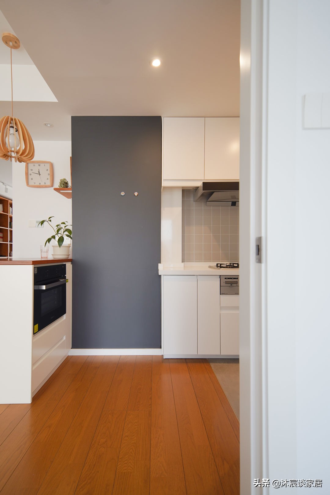 她把家布置得复古又温馨，室内被绿植环绕，这样的家，住着真舒服