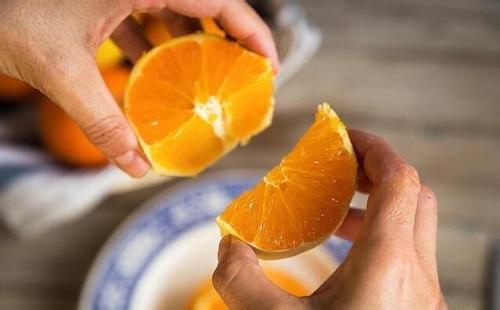 剥下来的橘子皮可以泡水喝吗,用新鲜的橘子皮泡水喝有啥功效