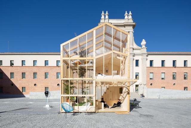 面面俱到的透明木楼,马德里庭院中央的艺术家城市住宅装置