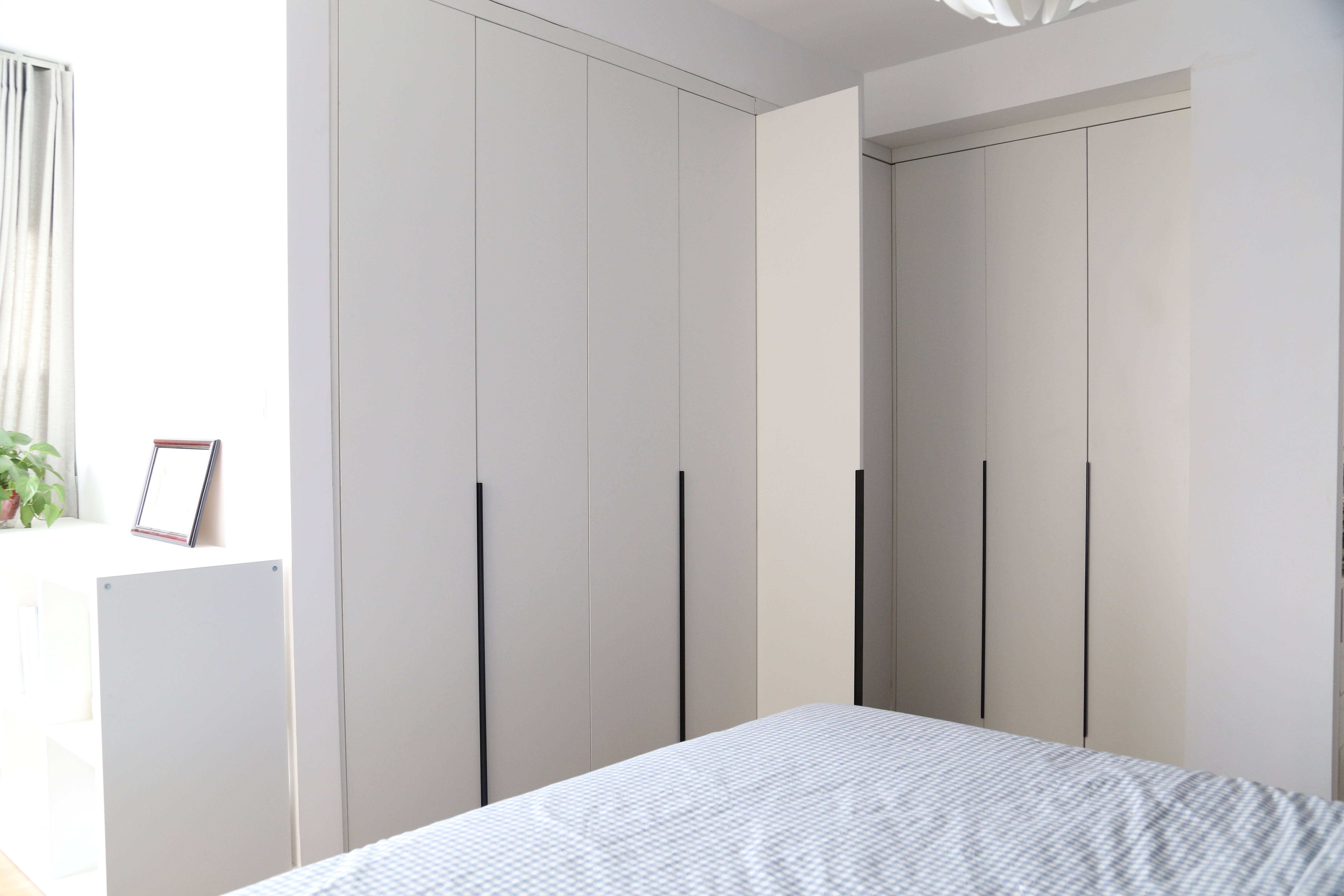 卧室里卫生间门对着床怎么处理的,卧室和卫生间一墙之隔潮湿