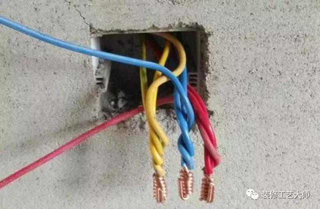 原来10年老电工这样接电线,电工直接用手接电线怎么不会触电