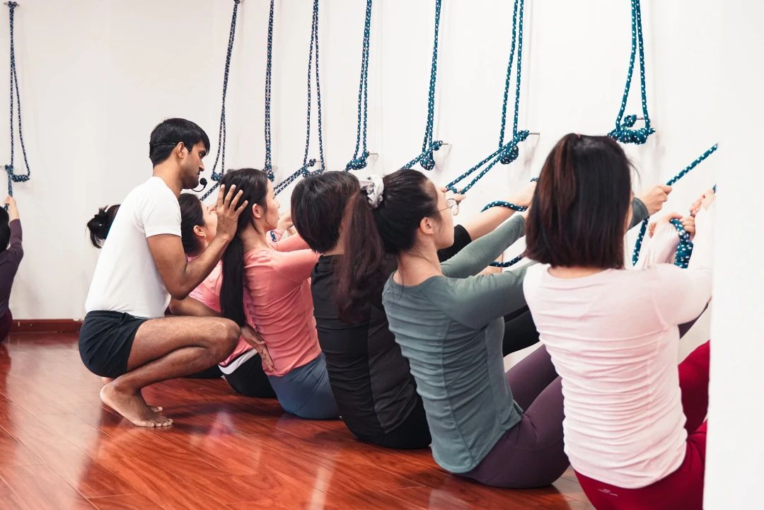 初学瑜伽怎么选择瑜伽老师,初级瑜伽教培都教什么