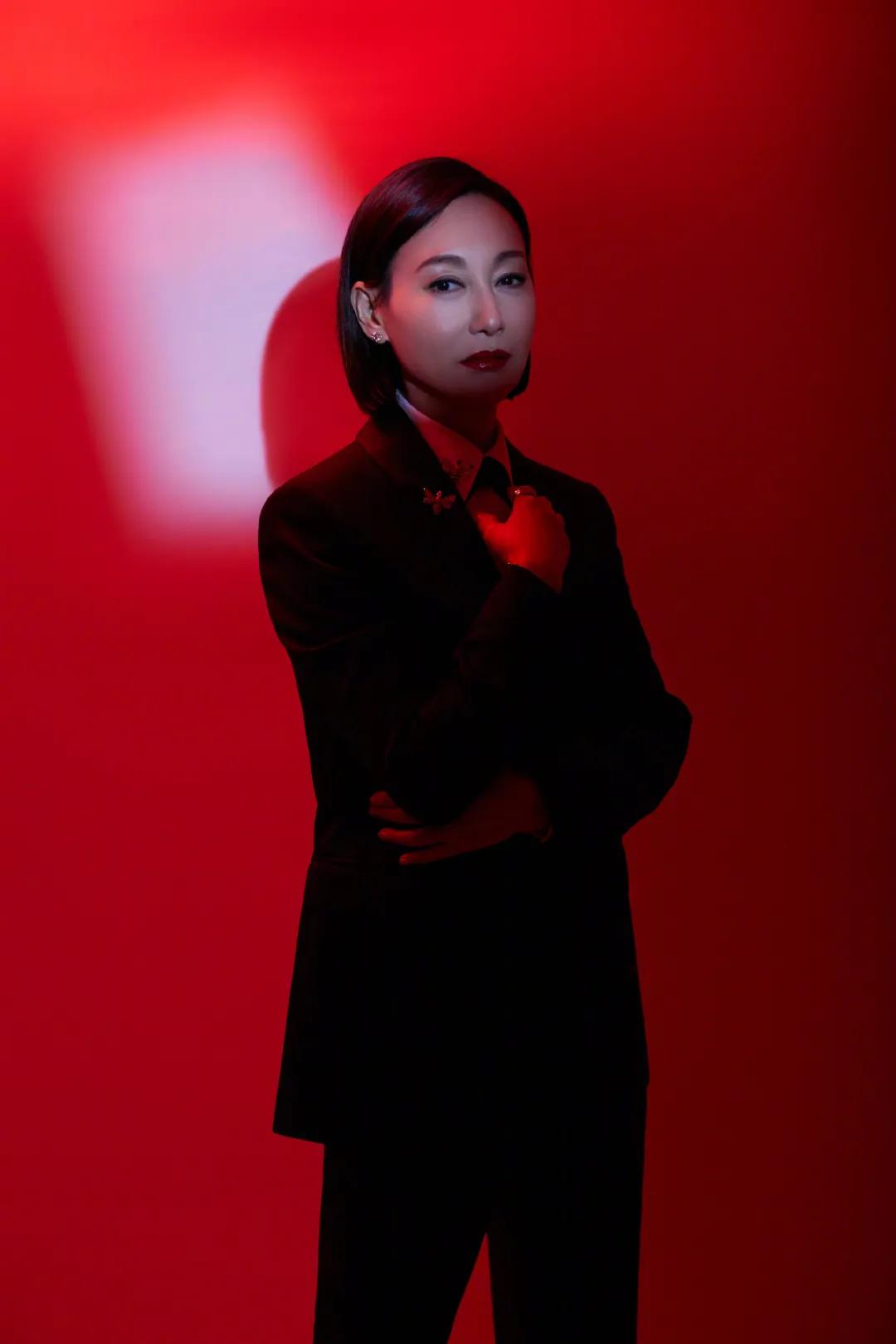 何穗冬天穿衣搭配技巧 (何穗的日常穿搭简单大方又有气质)