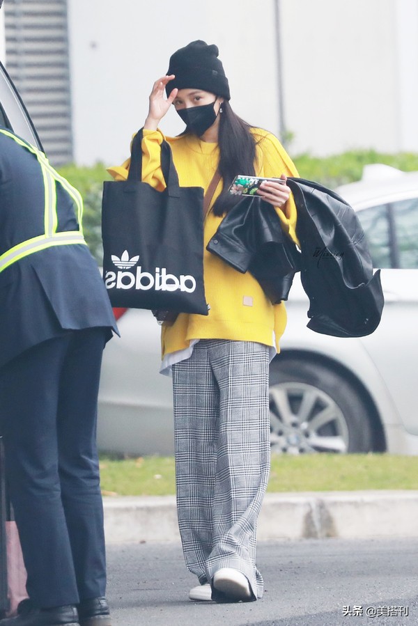 杨幂穿亮片毛衣搭配皮裤现身活动,杨幂最新私服夏天长袖绿色