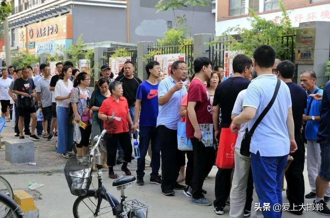 邯郸众多家长深夜学校门前排长队！一切为了……