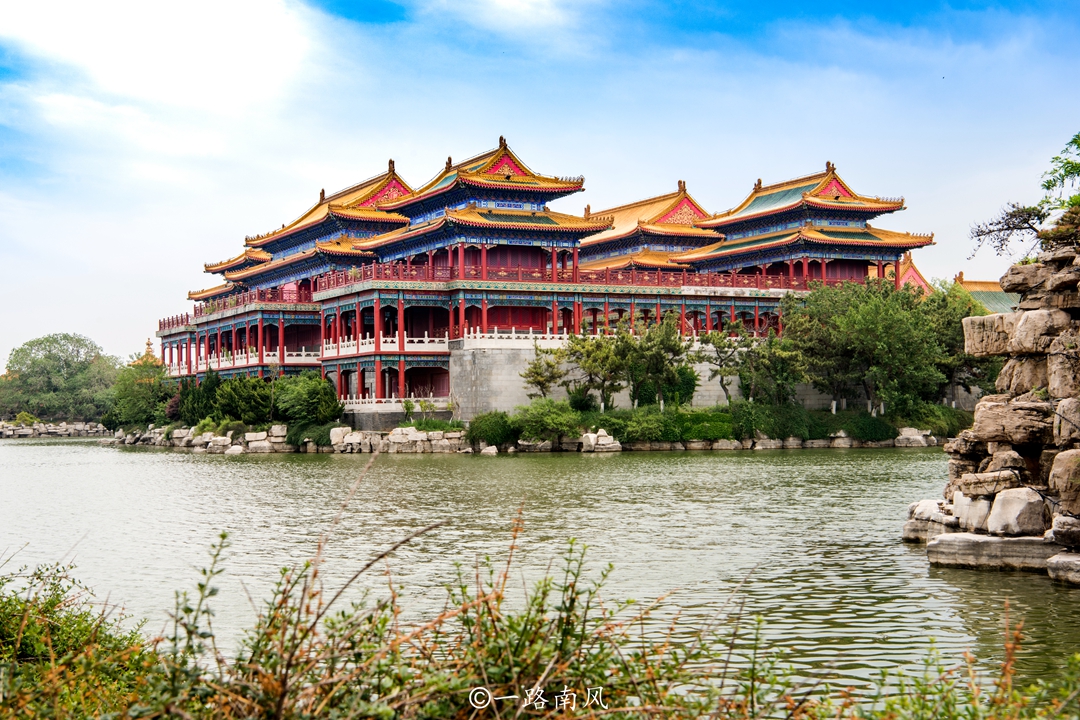 山东蓬莱有“三座仙山”，流传着长生不老药的传说，游客如入秘境