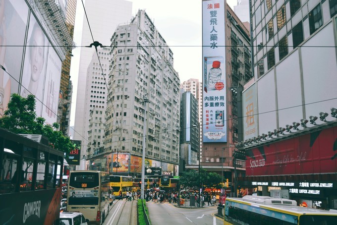 世界将我包围下一句,世界将我包围演唱