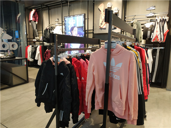 我们今儿来到蚌埠万达,逛了逛帮阿迪耐克卖鞋的滔搏运动城
