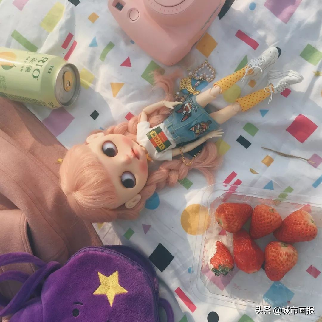 邮费都砍价的年轻人，竟给自己的娃娃穿上奢侈品