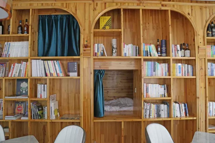 源和1916里的这家网红店，是花店也是甜点店还是图书馆