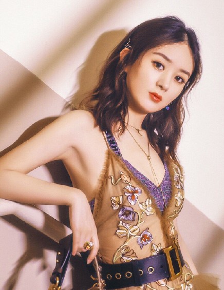 小楼又东风宋轶白色吊带裙,宋轶穿印花衣配运动裤秀身材