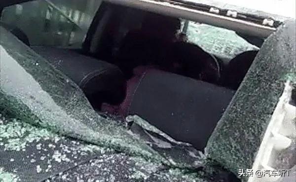 开车时窗户开着掉水里怎么自救,开车掉进水里怎么逃生