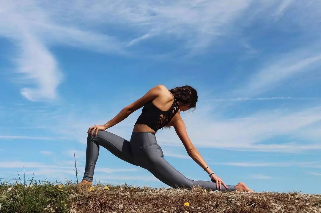 能让身体迅速出汗的动作,来点轻松弹跳步