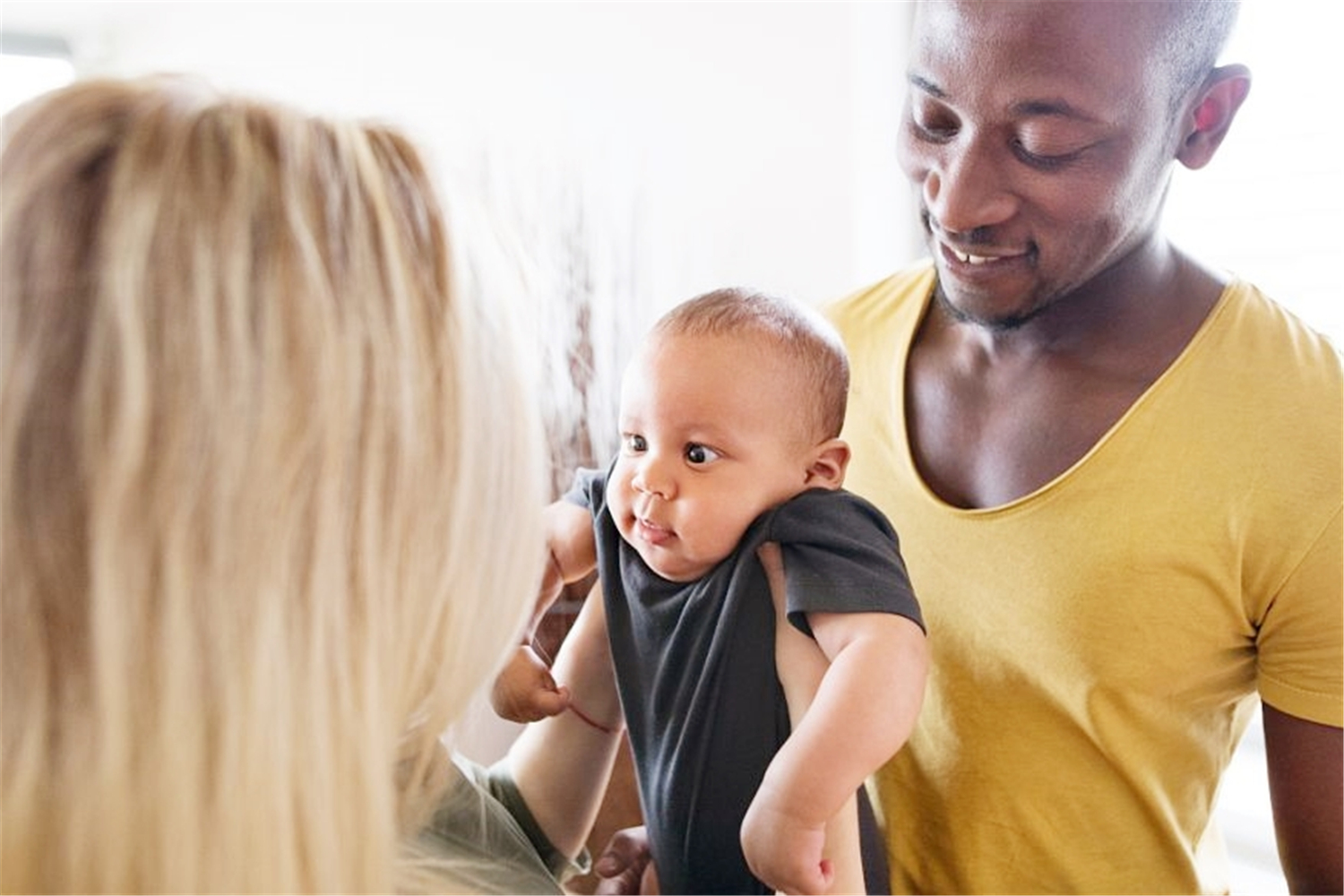 3岁宝宝认人只要妈妈抱怎么办,三月龄宝宝不跟其他人