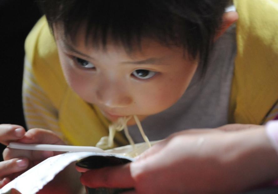 孩子只吃零食不吃饭的危害,孩子只爱吃零食家长该如何纠正