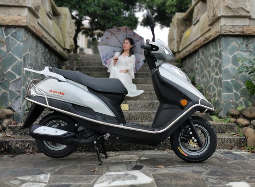 大运摩托踏板125价格以及油耗,大运平民踏板佳影125排量