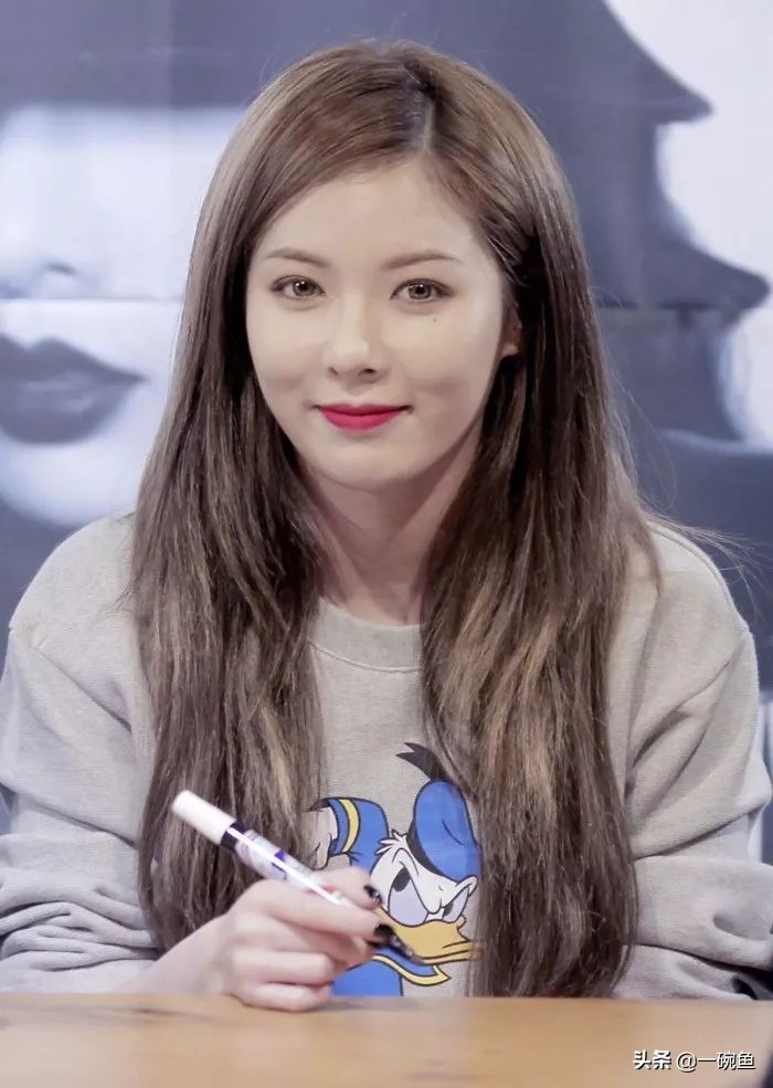 黄皮染什么发色显白,烫发显白发色2020流行色黑黄皮