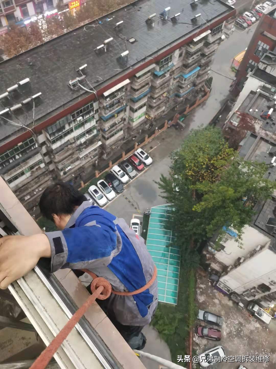 空调安装师傅们也不容易,空调安装工学徒累不累