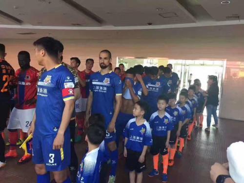 足球进场时为什么牵小孩入场,足球开幕式为什么要带小朋友入场